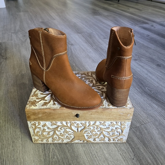 UGG AnnieAnkle Leather Booties